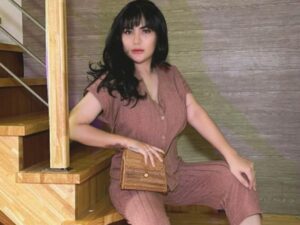 Cekricek.id - Netizen tidak bisa berpikir jernih dan dibuat melayang kemana-mana oleh Angela Lee karena bentuk bajunya yang sangat terbuka