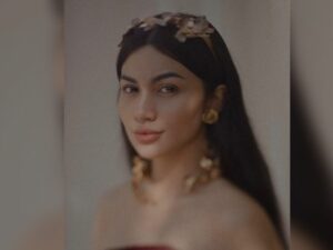 Cekricek.id - Ariel Tatum mendapatkan banyak decak kagum dari berbagai netizen. Terutama saat kenakan songket dari Bali, yuk intip pesonanya