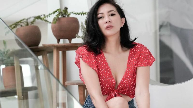 Cekricek.id - Netizen memiliki satu permintaan besar kepada Atien Simon yaitu untuk selalu tampil seksi, karena terlalu menggoda