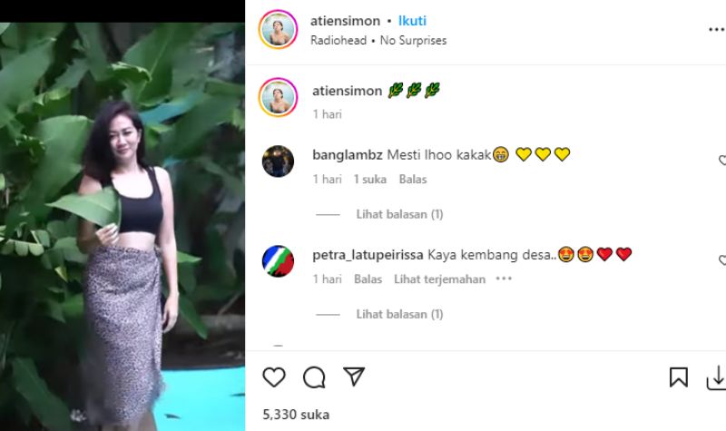 Penampilan Seksi Atien Simon di Balik Daun, Banjir Pujian Bak Gadis Kembang Desa 2 Lampiran Gambar