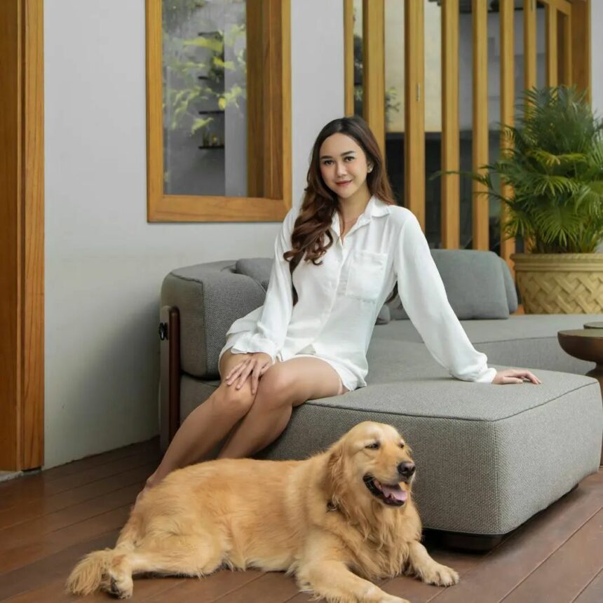 Aura Kasih Pamer Foto Dililit Ular, Netizen Auto Iri: Pengen Jadi Ularnya