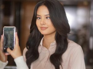 Cekricek.id - Penampilan daripada Aurelie Moeremans justru dipuji tetap cantik maksimal ketika memamerkan pose mata juling.