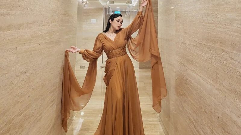 Cekricek.id - Tidak biasanya Ayu Ting Ting justru dipuji tampak seperti dewa Yunani oleh netizen ketika mengenakan sebuah gaun coklat