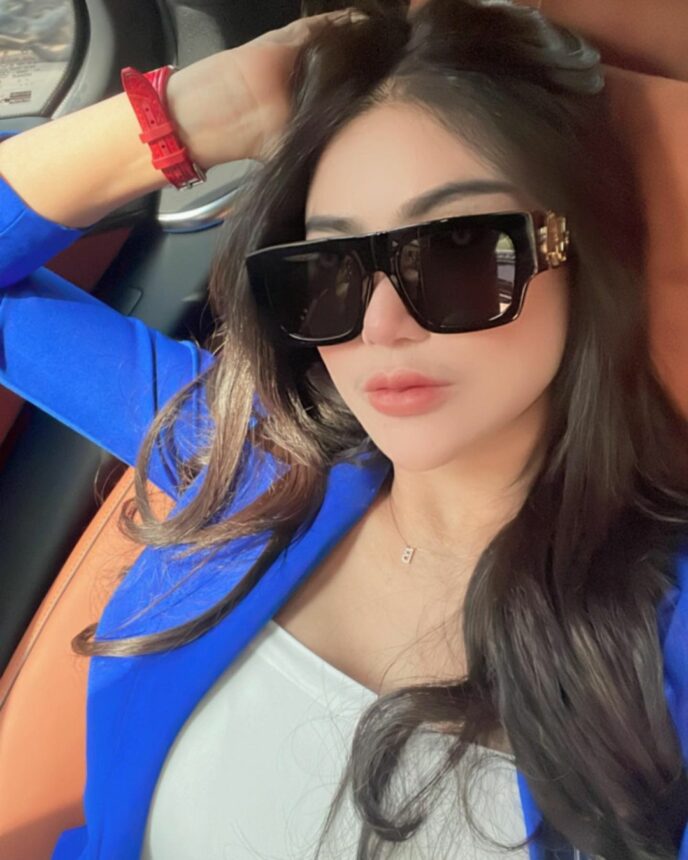 Intip Menawannya Bebie Zie Kenakan Pakaian Formal 9 Intip Menawannya Bebie Zie Kenakan Pakaian Formal