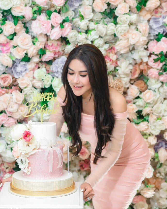 Intip Menawannya Bebie Zie Kenakan Pakaian Formal 8 Lampiran Gambar