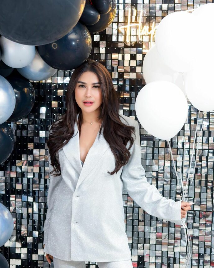 Intip Menawannya Bebie Zie Kenakan Pakaian Formal 7 Intip Menawannya Bebie Zie Kenakan Pakaian Formal