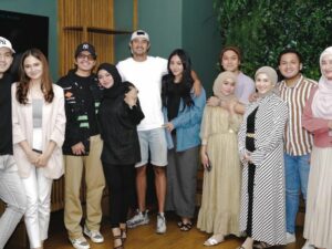 Cekricek.id - Pose yang ditampilkan oleh Rizky Billar seolah ‘mencekik’ Lesti Kejora kembali menjadi buah bibir. Saat bersama sejumlah selebriti