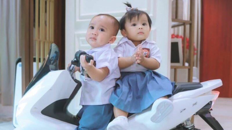 Cekricek.id – Rayyanza Malik Ahmad alias Cipung dan Ameena selalu menggemaskan, terutama saat kenakan seragam SMA dan berboncengan