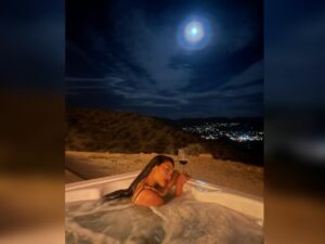 Cekricek.id - Netizen kembali dibuat terpikat ketika melihat cantiknya Erika Carlina saat berenang di bawah cahaya bulan, bikin pangling