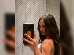 Cekricek.id - Rupanya netizen merasa jika penampilan Erika Carlina dianggap lebih cantik dari sosok Anya Geraldine, apalagi sama seksinya