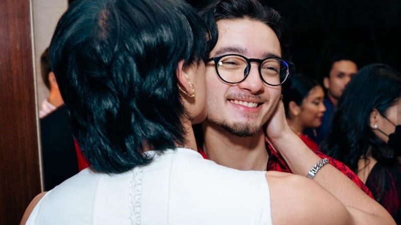 Aksi Jefri Nichol yang mencium pipi Bryan Domani hebohkan jagat maya, dua aktor tampan itu disebut meresahkan publik dengan aksi coolnya.