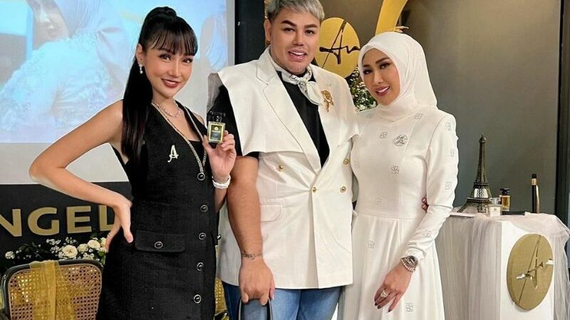 Cekricek.id - Kali ini wajah cantik daripada Lucinta Luna dipuji oleh netizen mirip dengan seorang wanita berhijab ini, saat berdiri berdampingan