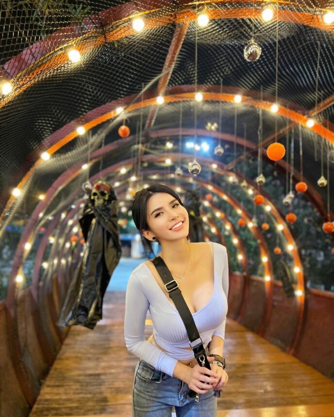 Pose Duduk Menggoda Ala Maria Vania Dipuji Mantul Luar Biasa 2 Pose Duduk Menggoda Ala Maria Vania Dipuji Mantul Luar Biasa