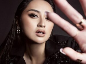 Cekricek.id - Ternyata Memes Prameswari terlihat semakin cantik ketika mengenakan dress atau pakaian serba hitam, intip potret cantiknya