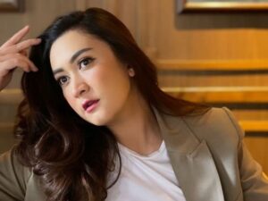 Cekricek.id -Kali ini giliran penyanyi cantik Nafa Urbach yang dipuji memiliki kecantikan sepanjang masa, awet dan gak pernah berubah