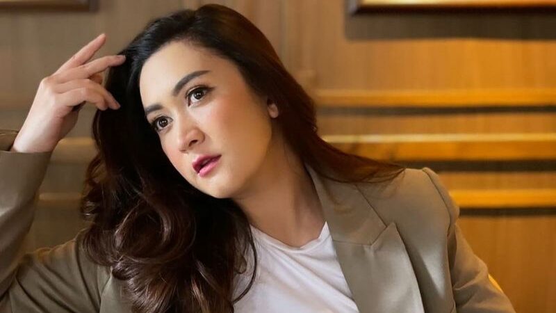 Cekricek.id -Kali ini giliran penyanyi cantik Nafa Urbach yang dipuji memiliki kecantikan sepanjang masa, awet dan gak pernah berubah