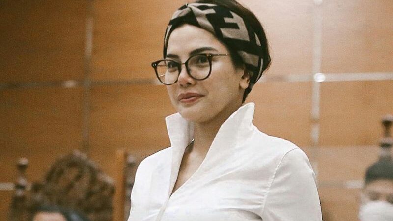 Cekricek.id - Penampilan Nikita Mirzani dengan menggunakan kemeja lengan panjang berwarna putih dipuji begitu slay, stafnya minta keadilan