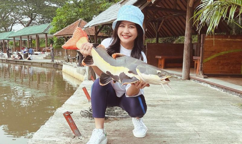 Selain Jago Tebar Pesona, Prilly Latuconsina Ternyata Juga Pintar Mancing