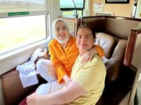 Cekricek.id - Roger Danuarta memperlakukan sang istri yaitu Cut Meyriska dengan sangat manis, merasa rumah dimana saja asal ada istrinya