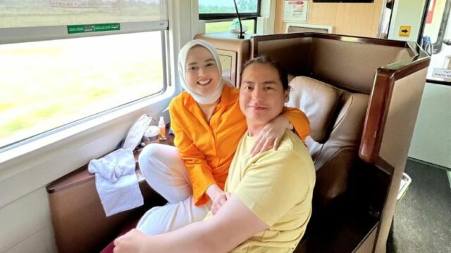 Cekricek.id - Roger Danuarta memperlakukan sang istri yaitu Cut Meyriska dengan sangat manis, merasa rumah dimana saja asal ada istrinya