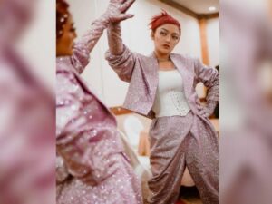 Cekricek.id - Penampilan dari Siti Badriah kini membuat netizen terkejut dikarenakan sangat jauh berbeda dengan kesan dirinya, tampak tomboy