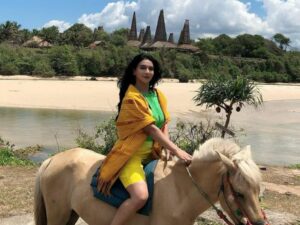 Cekricek.id - Kali ini artis sekaligus DJ cantik Siva Aprilia dipuji begitu pro oleh netizen saat mengunggah foto ketika menunggangi kuda.