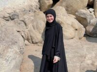 Cekricek.id - Belum lama ini, netizen kembali dibuat terpukau ketika melihat penampilan daripada Syifa Hadju, bikin adem kenakan hijab