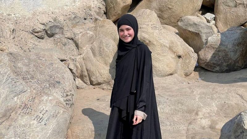 Cekricek.id - Belum lama ini, netizen kembali dibuat terpukau ketika melihat penampilan daripada Syifa Hadju, bikin adem kenakan hijab