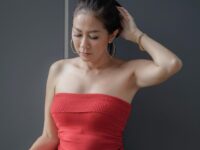 Tante Atien hebohkan jagat maya dengan unggahan potretnya yang memakai baju merah seksi tanpa ada talinya hingga warganet takut melorot.