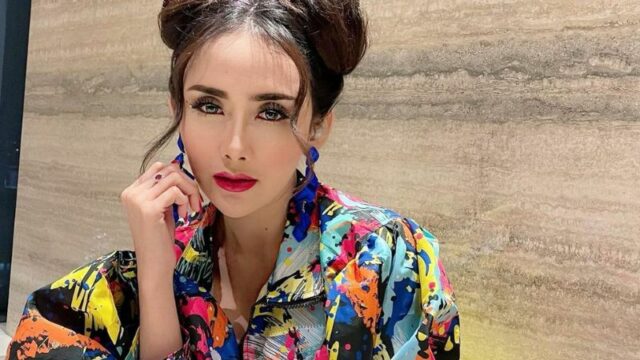 Cekricek.id - Sebagai sosok penyanyi pastinya banyak godaan yang dialami oleh pemilik nama Ucie Sucita, seperti disawer dolar di dada