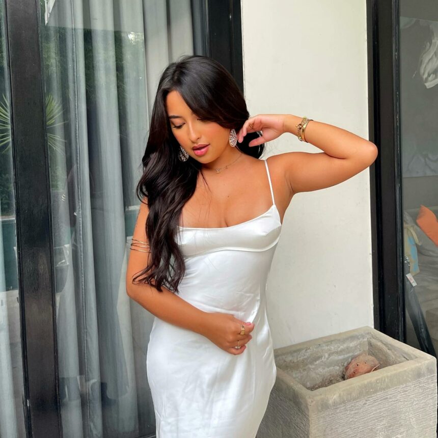 Pesona Jennifer Coppen Gaya Anggun vs Seksi, Kamu Suka yang Mana? 4 Lampiran Gambar