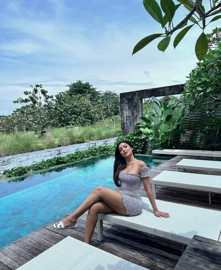 Bareng Cowok Tampan, Senyuman Millen Cyrus Terlihat Lebih Cerah dan Menggoda 2 Lampiran Gambar