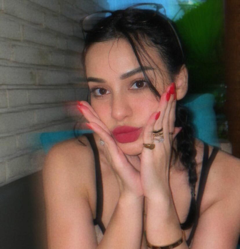Intip Gaya Nora Alexandra yang Bikin Mata Pria Selalu Jelalatan Tiap Harinya 4 Lampiran Gambar