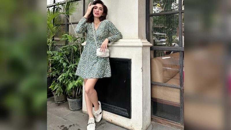 Cekricke.id - Penampilan daripada Ussy Sulistiawaty dipuji layaknya seorang gadis remaja. Ketika mejeng kenakan mini dress dan anggun