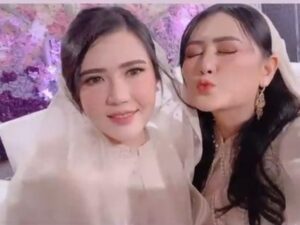 Adik Via Vallen, Mella Rossa mengklarifikasi lewat akun media sosialnya mengaku tidak pernah minta uang bulanan ke Via Vallen sambil nangis.