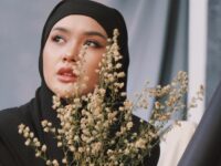 Cita Citata belum lama ini menunggah potret cantiknya yang memakai hijab, ia pu tampak catik dan adem dengan hijab yang dipakainya,.