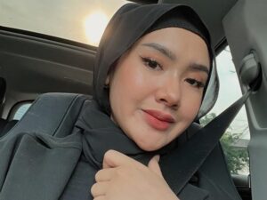 Penyanyi dangdut Cita Citata belum lama ini hebohkan jagat maya dengan unggahan di laman Instagram pribadinya yang menuliskan kata miskin.