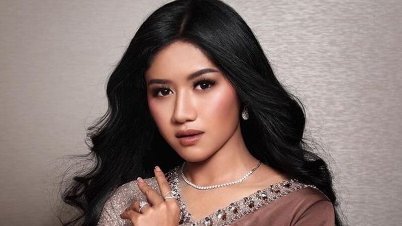 Sosok orang tua Erina Gudono yang merupakan besan dari keluarga presiden Joko Widodo jadi sorotan warganet di media sosial,.