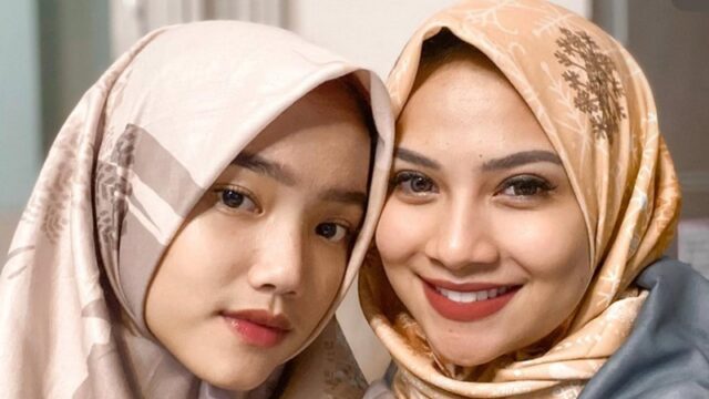 Di hari ulang tahun Vanessa Angel, Fuji mengunggah potretnya bersmaa almarhumah yang sama-sama mengenakan hijab, parasnya terlihat adam.
