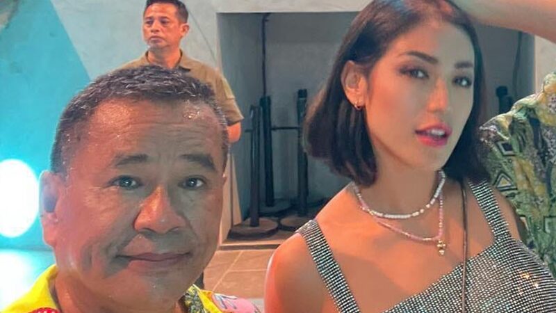 Jessica Iskandar belum lama ini terlihat tengah berda di klub malam milik Hotman Paris, sejumlah pengunjung lantas meminta foto dengannya.