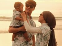 Lesty Kejora hebohkan jagat maya dengan unggahan potret mesranya bersama dengan keluarga kecilnya yang tengah berada di tepi pantai.