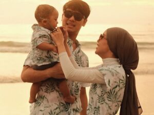 Lesty Kejora hebohkan jagat maya dengan unggahan potret mesranya bersama dengan keluarga kecilnya yang tengah berada di tepi pantai.