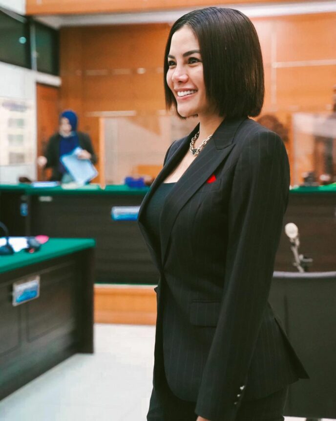 Nikita Mirzani Masih Bisa Senyum Sumringah di Ruang Sidang, Netizen Salut: Wanita Hebat 2 Lampiran Gambar