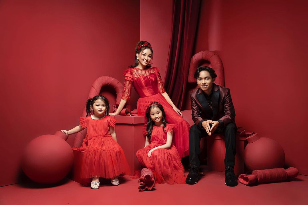 Intip Potret Keluarga Ruben Onsu Rayakan Natal, Outfitnya Samaan Terus 4 Lampiran Gambar