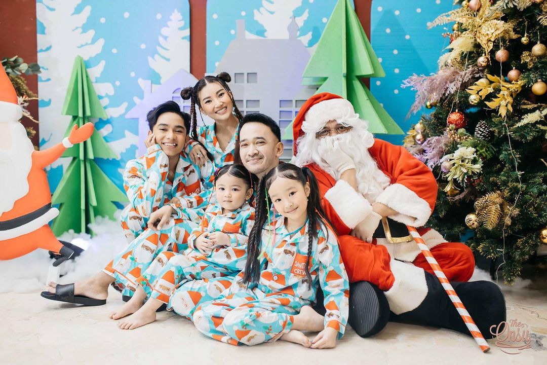 Intip Potret Keluarga Ruben Onsu Rayakan Natal, Outfitnya Samaan Terus 5 Lampiran Gambar