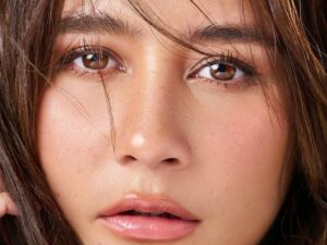 Cekricek.id - Prilly Latuconsina dikenal sebagai artis cantik yang memiliki bulu mata lentik serta warna mata yang coklat yang indah. Dia banyak mendapatkan pujian dari banyak orang berkat hal itu. Bahkan di pemotretan terbarunya tak sedikit yang mengirimkan komentar hanya untuk memuji matanya yang unik.