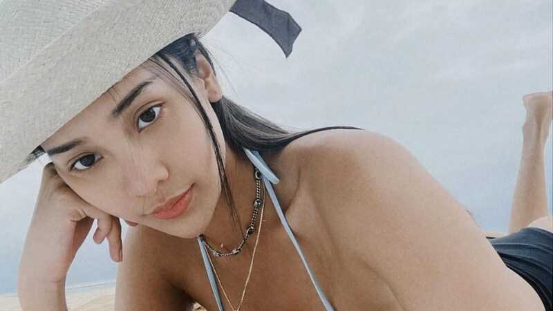 Cekricek.id - Kecantikan Anya Geraldine memang sudah diakui oleh banyak orang. Selain parasnya yang menuai pujian, bentuk tubuhnya yang tinggi dan ramping juga tak luput dari penilaian. Seperti potret terbarunya saat mengenakan bikini di tepi pantai.