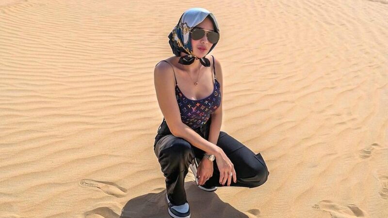 Cekricek.id - Wika Salim tampil seksi dengan pakaian terbuka saat berada di tengah gurun pasir yang menyengat. Mesku begitu, dalam sejumlah foto pada salah satu unggahannya dia terlihat baik-baik saja dan menikmato momen tersebut.