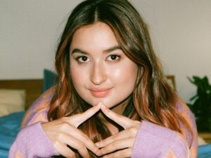 Cekricek.id - Anak bungsu Titi DJ, Stephanie Poetri akhirnya pulang ke Indonesia setelah dua tahun tinggal di Amerika Serikat. Dia dan ibunya yang sama-sama berprofesi sebagai penyanyi itu pun akhirnya saling melepas rindu.