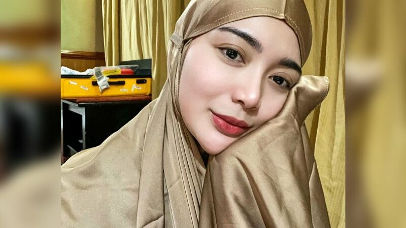 Cekricek.id - Sering tampil dengan tank top, kali ini Wika Salim sukses menghipnotis banyak orang berkat penampilannya yang tidak biasa. Berpakaian tertutup denhan mukena adalah hal langka yang dapat dilihat netizen darinya.